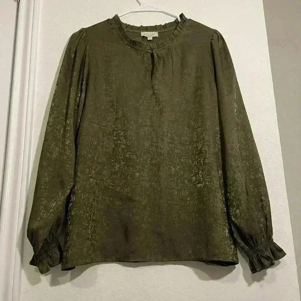 Status by Chenault Green Long Sleeve Ruffle Neck Satin Jacquard Blouse Size M